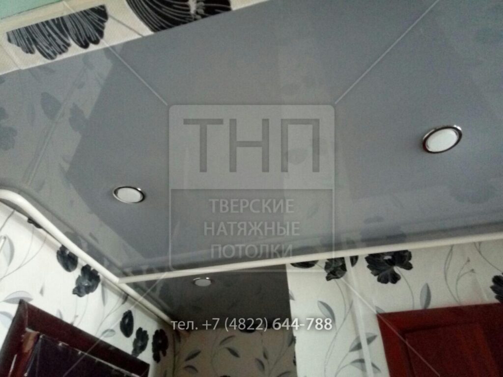 Труба под серым натяжным потолком