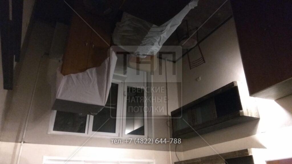 Полностью черный глянцевый натяжной потолок