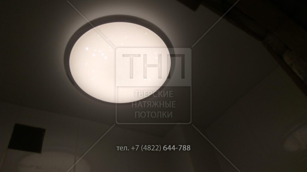 Большой светильник в туалете