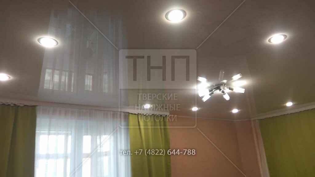 Софиты и люстра на белом глянце