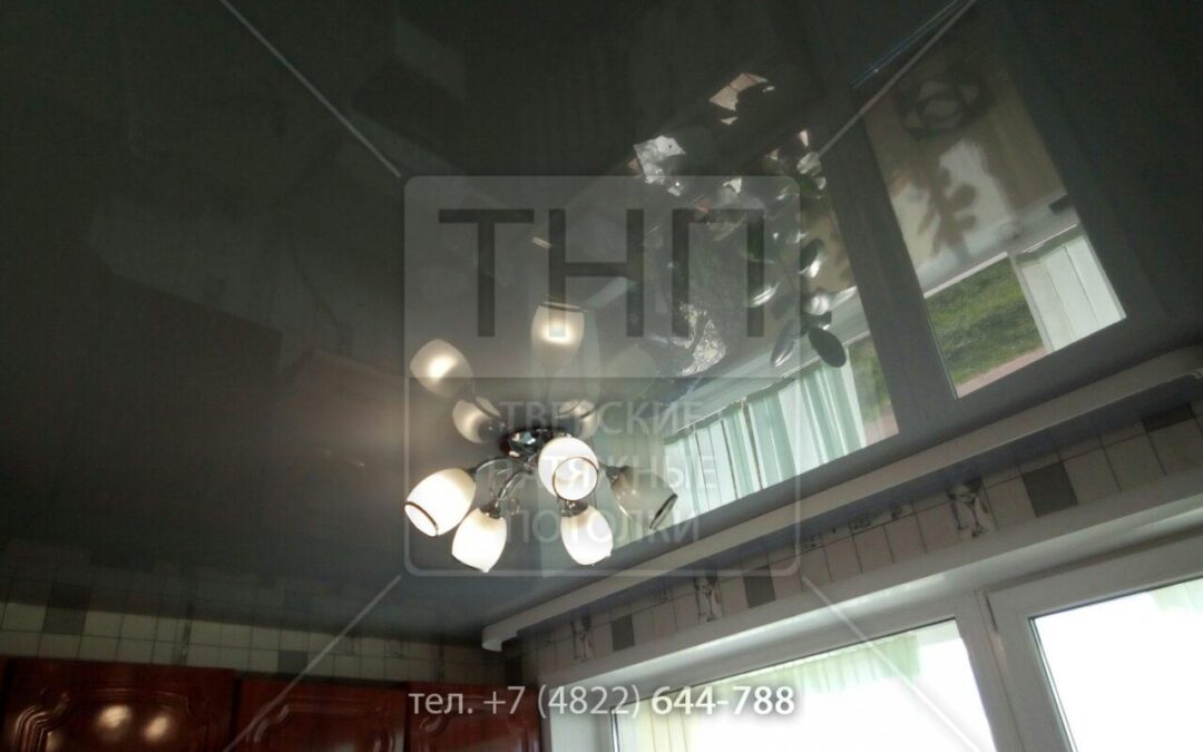 Серый глянец на кухне с белым потолочным карнизом