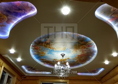Двухуровневый потолок с фотопечатью и подсветкой в бревенчатом доме