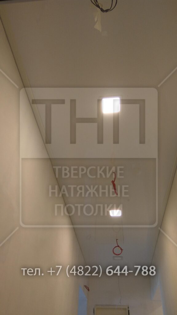 Глянцевый потолок в длинном коридоре — фото 3 из 4