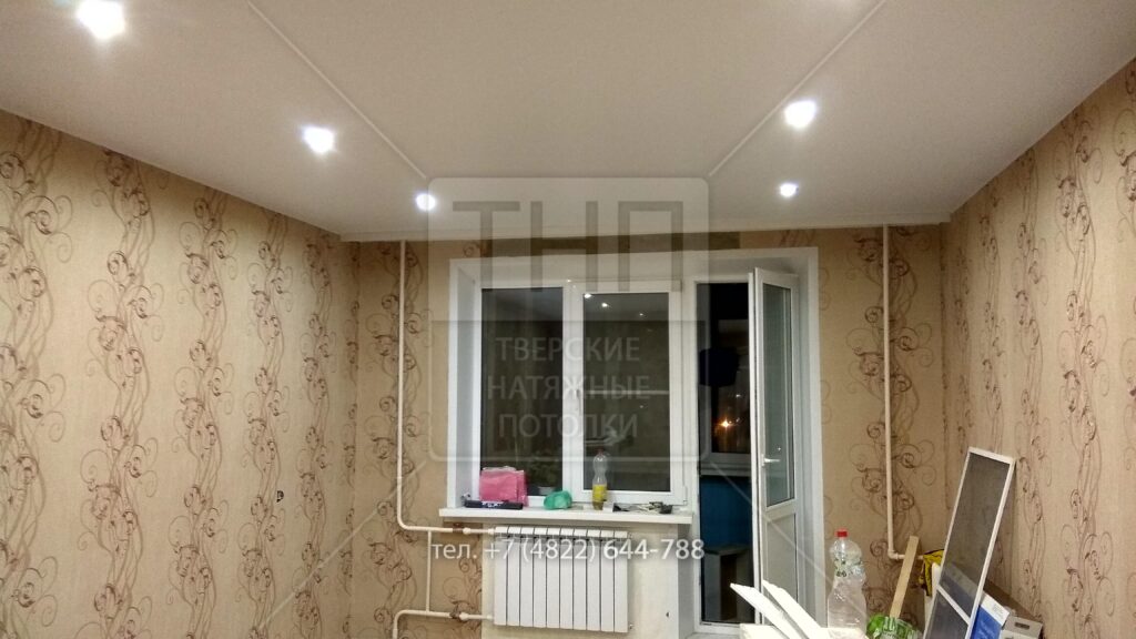 Белый матовый потолок, 8 светильников и потолочный карниз