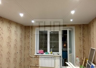 Белый матовый потолок, 8 светильников и потолочный карниз