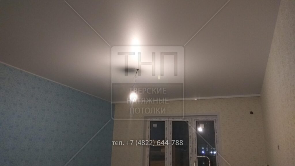 Простой матовый потолок с карнизом и лентой по периметру