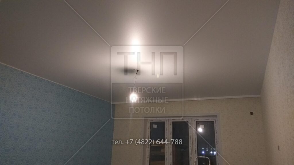 Простой матовый потолок с карнизом и лентой по периметру — фото 2 из 2