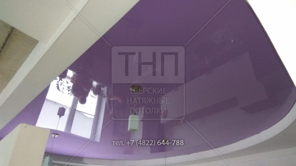 Фиолетовый натяжной потолок для кухни