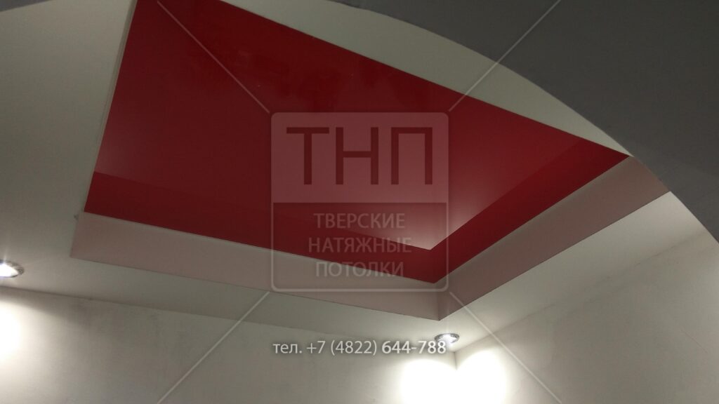 Красный глянцевый натяжной потолок с вторым уровнем из гипсокартона