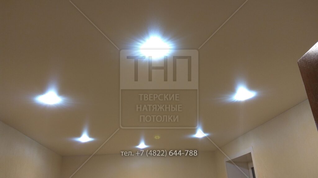 Софиты на матовом натяжном потолке