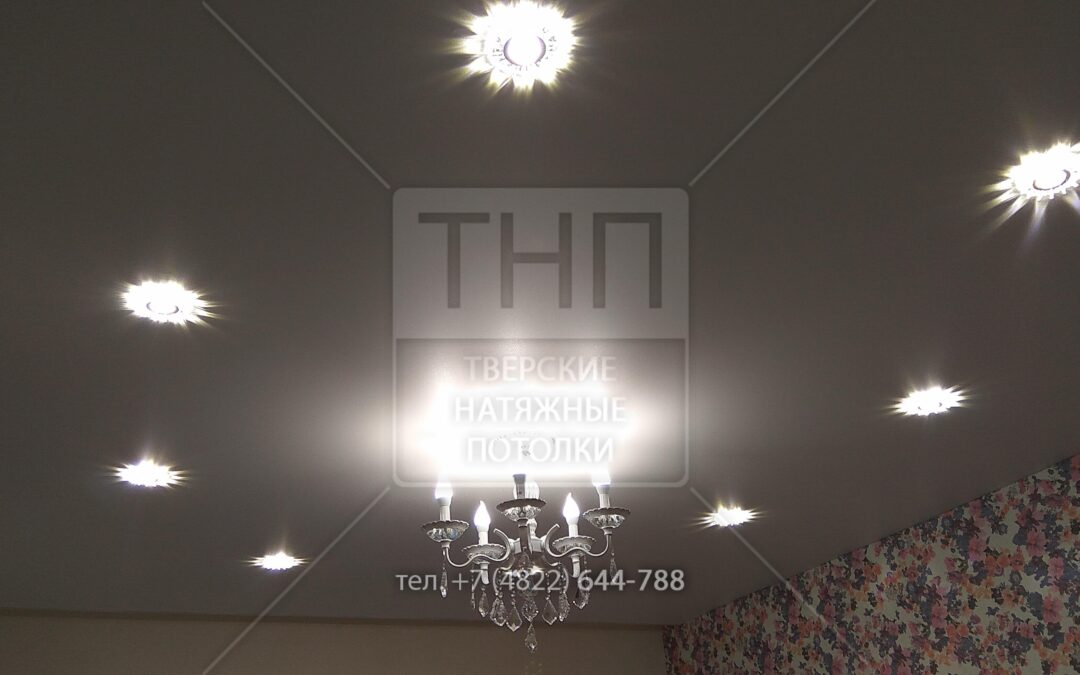 Дизайнерские светильники расположенные «овалом» в сочетании с люстрой и «утопленным» карнизом