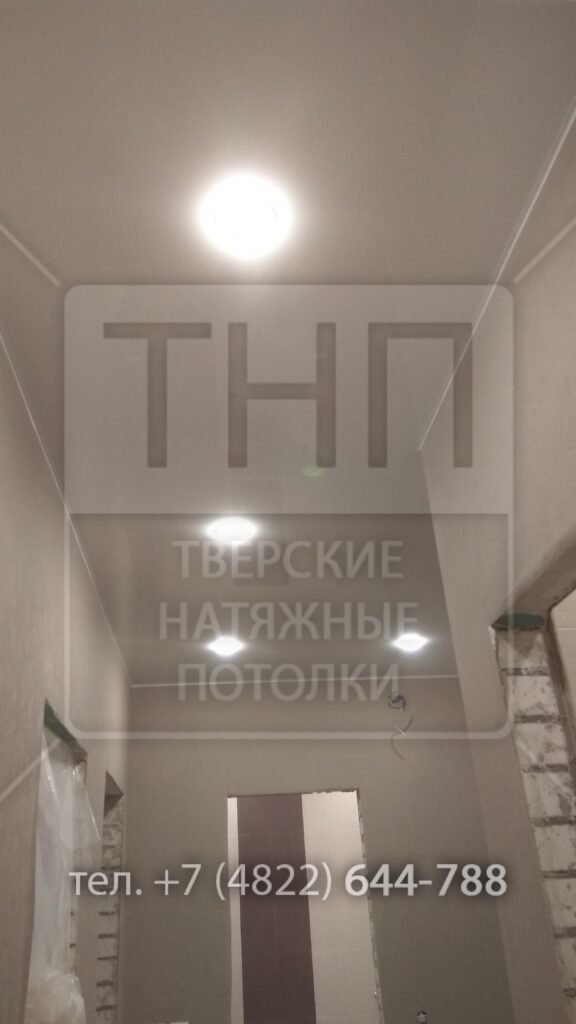 Глянцевый потолок в угловой прихожей