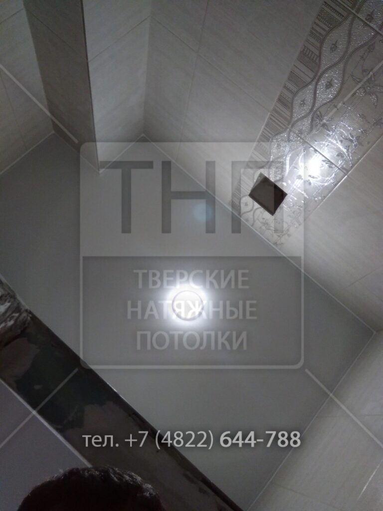 Натяжной потолок в туалете — фото 2 из 2