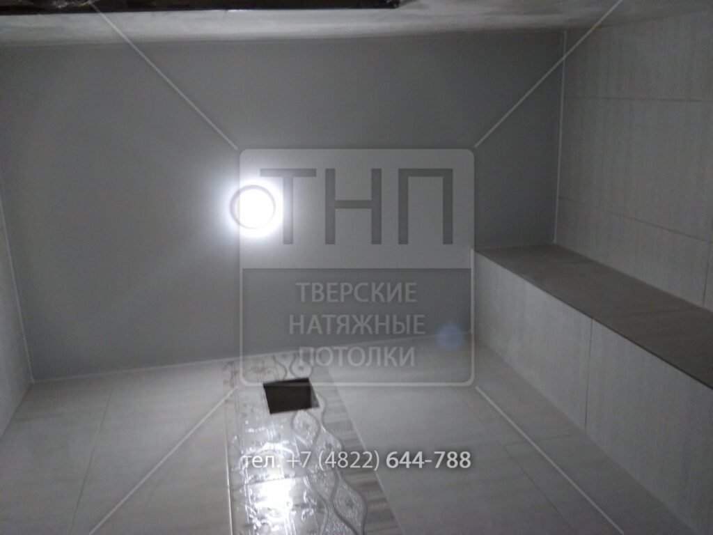 Натяжной потолок в туалете