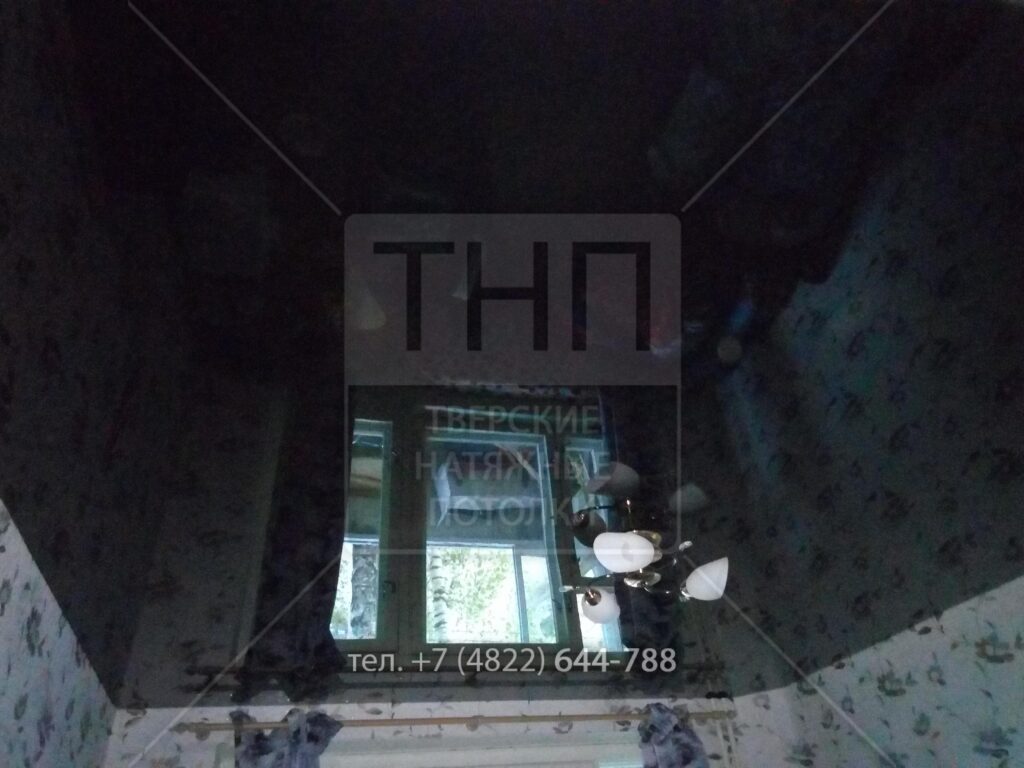 Черный глянцевый натяжной потолок