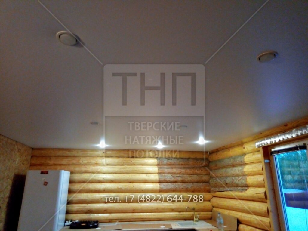 Белый матовый натяжной потолок в бревенчатом доме