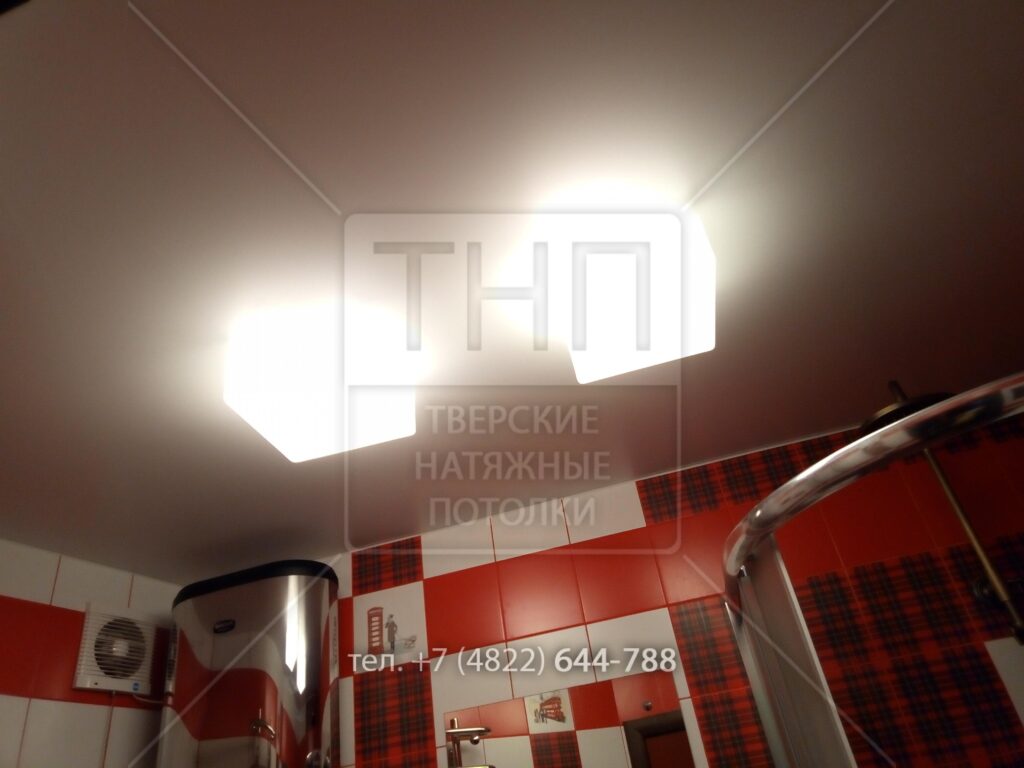 Белый сатиновый потолок в ванной